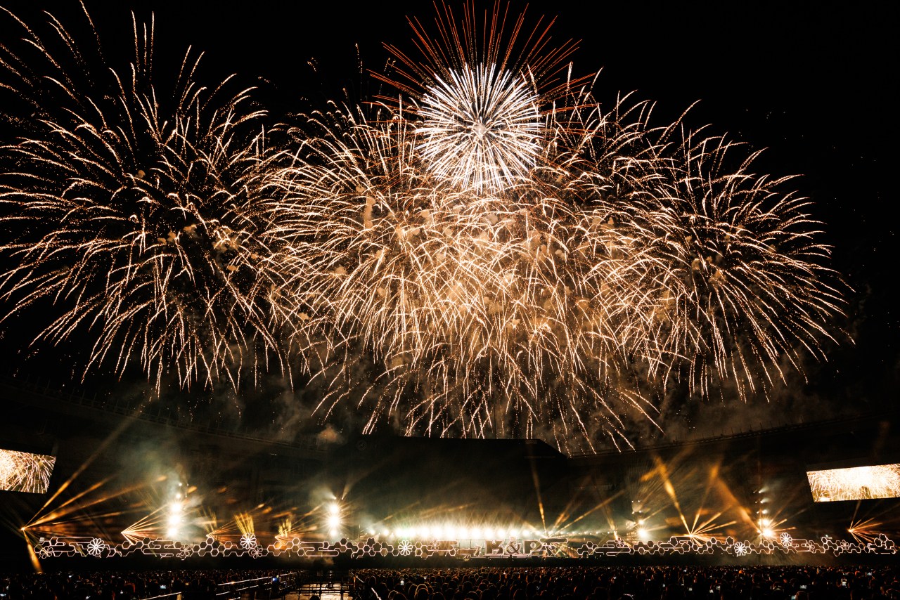 A stunning display of fireworks lighting up the night sky over ZOZO Marine Stadium during the King & Prince event, with brightly colored bursts and intricate patterns.