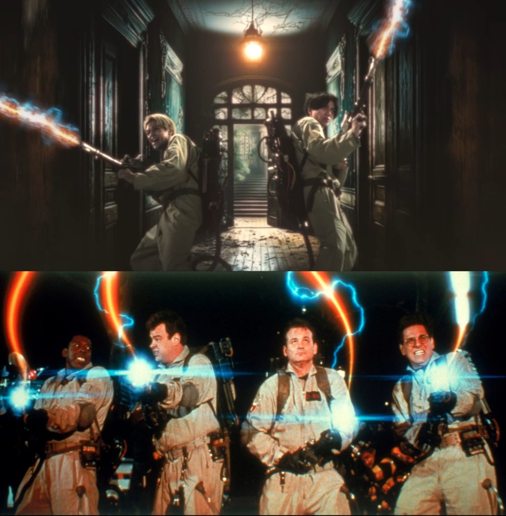 Escena del video musical donde dos miembros de King & Prince, vestidos con trajes similares a los cazafantasmas, apuntan con sus 'proton packs' en un pasillo oscuro, imitando una famosa escena de la película 'Ghostbusters'. En la parte inferior, los cazafantasmas originales del filme clásico posan con sus armas, contrastando la referencia visual.